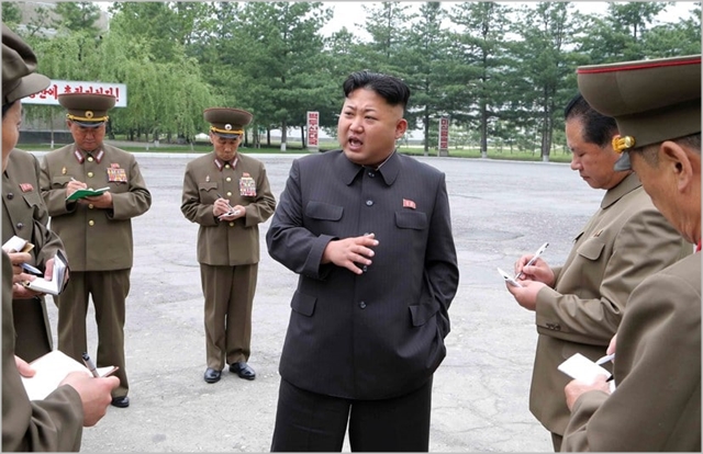 김정은 북한 국무위원장이 대동강 자라양식장을 시찰하며 책임자들을 강하게 질타하고 있다. ⓒ조선중앙통신