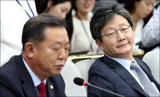 유승민 바른미래당 의원이 4일 국회에서 열린 의원총회에서 이찬열 의원의 발언을 듣고 있다. ⓒ데일리안 박항구 기자