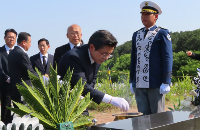 황교안 자유한국당 대표가 4일 오후 국립대전현충원을 찾아 천안함 46용사 묘역애서 헌화·분향하고 있다. ⓒ데일리안