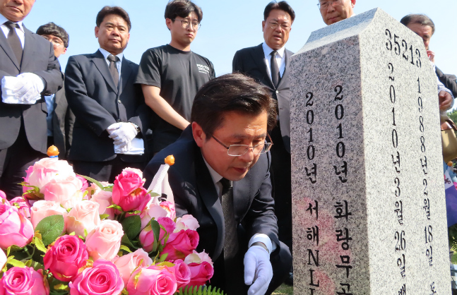 황교안 자유한국당 대표가 4일 오후 국립대전현충원을 찾아 천안함46용사 묘역에서 묘비를 살펴보고 있다. 뒷쪽으로 정진석 의원과 전준영 천안함 예비역 전우회장이 서 있다. ⓒ데일리안