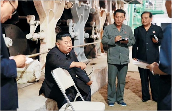 김정은 북한 국무위원장이 지난해 신의주 섬유 공장을 둘러보며 낙후된 시설을 지적하고 있다. ⓒ조선중앙통신
