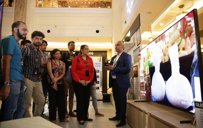 삼성전자 인도법인 관계자가 4일(현지시간) 뉴델리의 대표적 럭셔리 쇼핑몰 '디엘에프 엠포리오몰'에서 개최된 미디어 행사에서 기자들에게 QLED 8K TV 제품을 소개하고 있다.ⓒ삼성전자