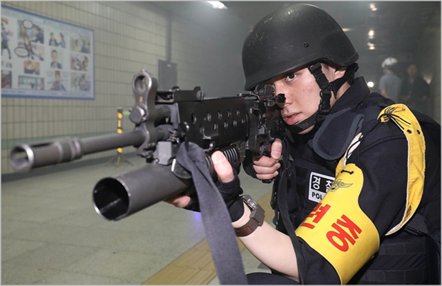 지난달 30일 서울 강북구 미아역에서 열린 테러 및 화재 대응 종합훈련인 2019 을지태극연습에서 경찰 타격대가 경계를 하고 있다. ⓒ데일리안 홍금표 기자