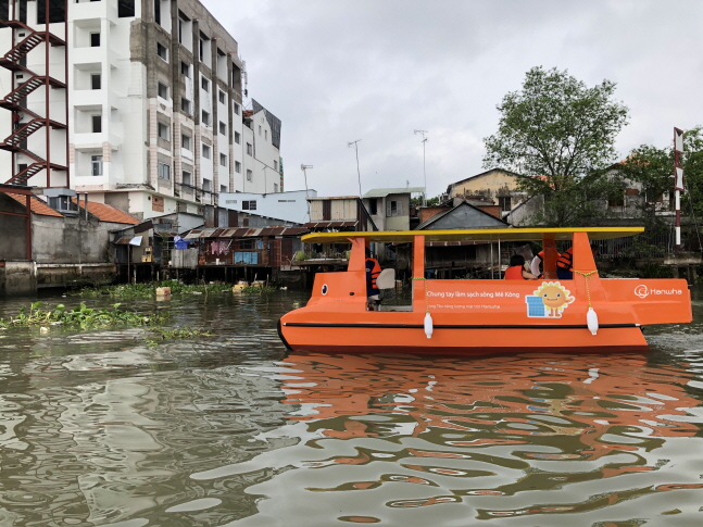 한화그룹이 베트남 남부 빈롱시에 기증한 쓰레기 수거용 태양광 보트가 메콩강을 청소하고 있다.ⓒ한화그룹