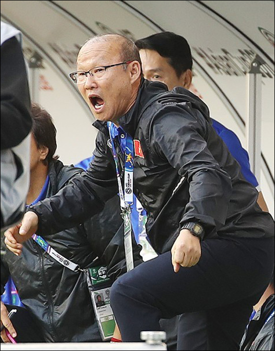 박항서 감독이 베트남의 승리에 환호하고 있다. ⓒ 연합뉴스
