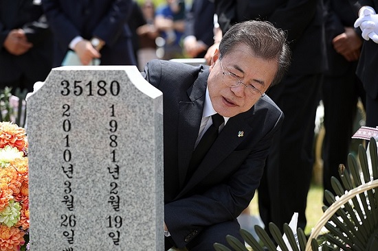 문재인 대통령이 2018년 6월 6일 대전 현충원을 찾아 무연고 묘지를 참배하고 있다.ⓒ청와대