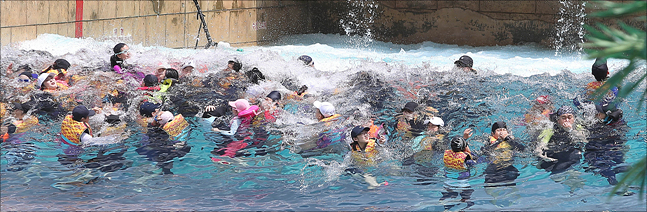 강원도 홍천의 한 워터파크에서 피서객들이 물놀이를 즐기고 있다(자료사진). ⓒ데일리안 홍금표 기자