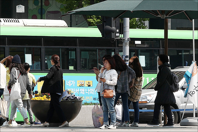 서울 세종대로 광화문광장 그늘쉼터에서 시민들이 더위를 피하고 있다.ⓒ데일리안 홍금표 기자