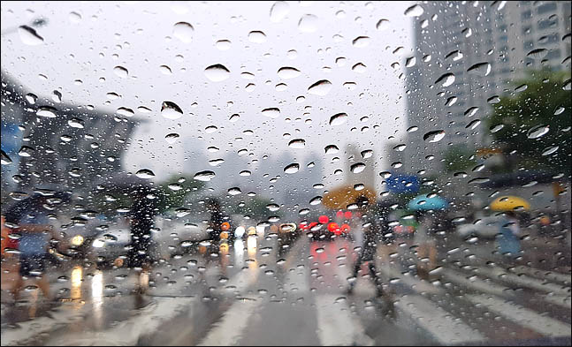 우산을 쓴 시민들이 출근길 발걸음을 재촉하고 있다.ⓒ데일리안 박항구 기자