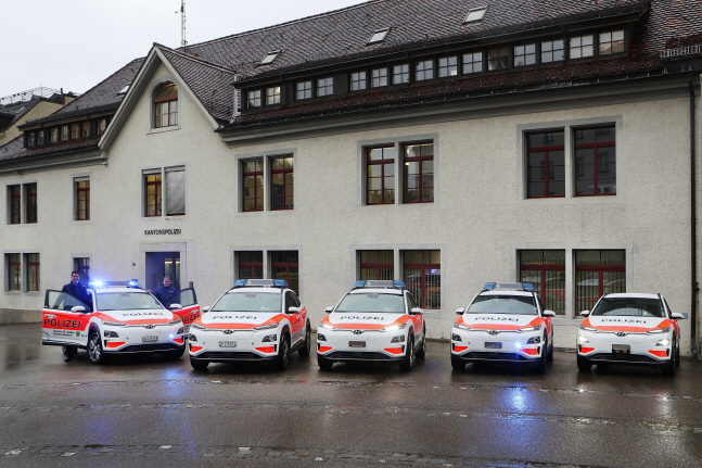 스위스 생 갈렌(St. Gallen) 주 경찰청사 앞에 ‘코나 일렉트릭’ 경찰차가 주차돼 있는 모습.ⓒ현대자동차