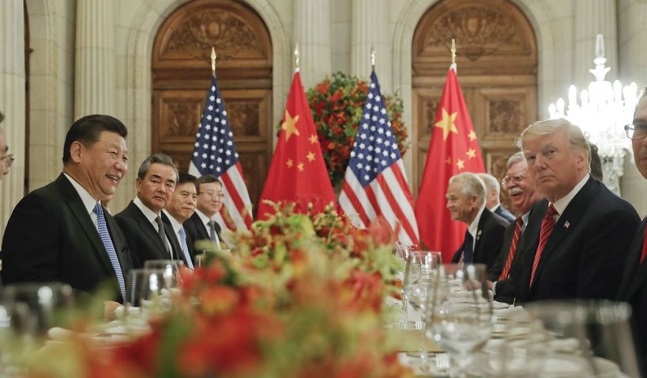 중국이 글로벌 테크놀로지 기업들을 불러 트럼프 행정부의 대중 압박에 협조하지 말라고 경고했다고 미 뉴욕타임스(NYT)가 8일(현지시간) 보도했다. 사진은 시진핑 중국 국가주석(왼쪽)과 도널드 트럼프 미국 대통령이 작년 12월 16일 아르헨티나에서 열린 주요 20개국(G20) 정상회의에서 만난 모습.ⓒ연합뉴스