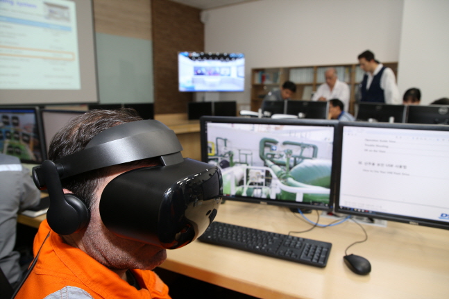LNG운반선 선원이 VR 선원교육시스템을 체험하고 있다.ⓒ대우조선