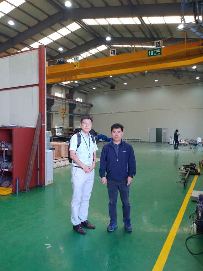 한국중부발전 관계자(왼쪽)가 제1차 코미-애너지 사업을 통해 설치 교체 된 LED 현장에서 중소기업 성산 관계자(오른쪽)와 기념촬영을 하고 있다.ⓒ한국중부발전
