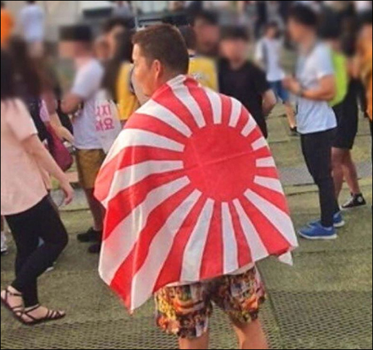 국내 음악 축제에 한 일본인이 욱일기를 두르고 참석한 것으로 알려져 논란이 되고 있다. ⓒ 온라인 커뮤니티
