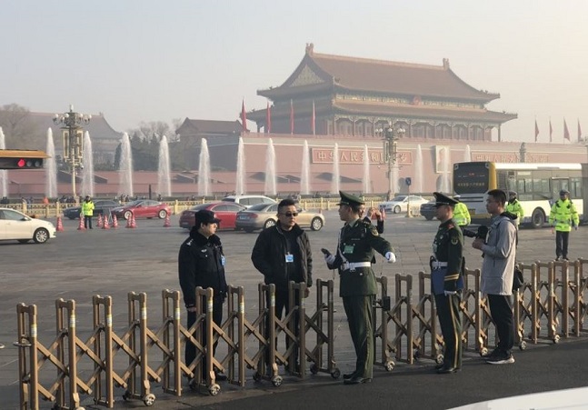 중국 전국인민대표대회가 개막한 지난 3월 5일 톈안먼광장 앞 인민대회당 동쪽 편 도로가 차단돼 있다.ⓒ연합뉴스