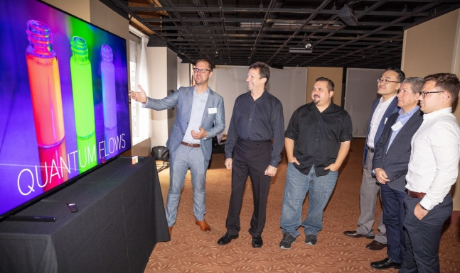 디스플레이 업계 전문가들이 11일(현지시간) 미국 뉴욕 맨해튼에서 열린 '8K 디스플레이 서밋'에서 삼성 QLED 8K TV로 8K 화질을 살펴보고 있다.ⓒ삼성전자
