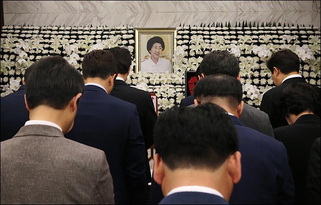 지난 11일 고(故) 김대중 전 대통령 부인 이희호 여사의 빈소가 마련된 서울 서대문구 신촌 세브란스병원 장례식장에서 조문객들의 발길이 이어지고 있다. ⓒ데일리안