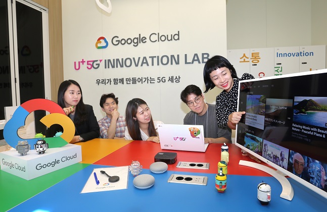 LG유플러스와 스타트업 직원들이 지난 10일 서울 강서구 마곡 사옥에 위치한 ‘U+5G 이노베이션 랩’에 오픈한 ‘구글 클라우드 룸’에서 서비스를 테스트하고 있다.ⓒLG유플러스