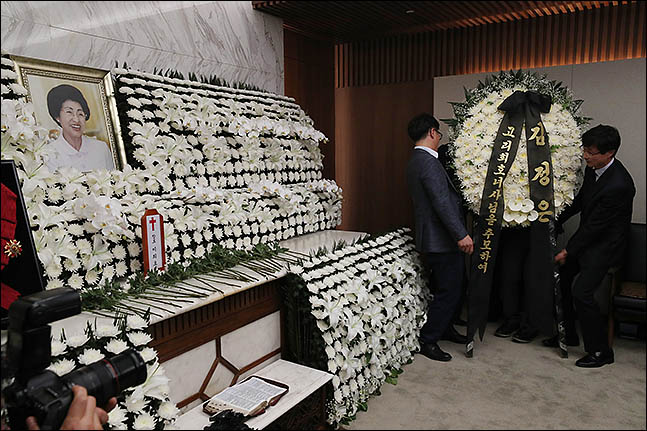 12일 오후 서울 서대문구 연세세브란스병원 장례식장에 마련된 고 이희호 여사의 빈소에 관계자들이 김정은 북한 국무위원장이 보낸 조화를 놓고 있다. ⓒ데일리안