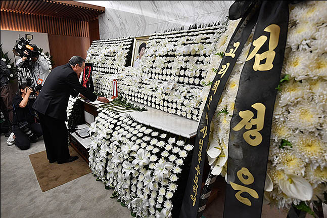 12일 오후 서울 서대문구 연세세브란스병원 장례식장에 마련된 고 이희호 여사의 빈소에 김정은 북한 국무위원장이 보낸 조화가 놓여 있다. ⓒ데일리안