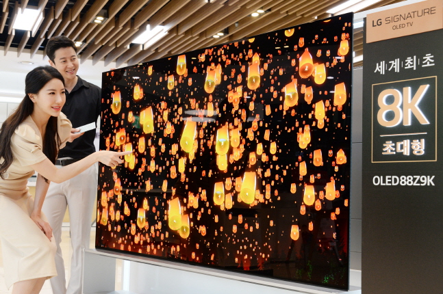 
LG전자 모델들이 서울 강남구 도산대로에 위치한 LG베스트샵 강남본점 매장에서 세계 최초 88인치 8K 올레드(OLED) TV 'LG 시그니처 올레드 TV'를 소개하고 있다.ⓒLG전자