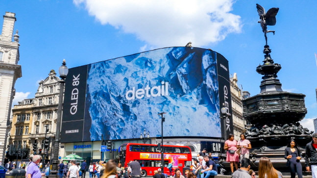 영국 런던 피카딜리서커스 전광판에서 상영 중인 삼성전자 ‘QLED 8K’TV 광고.ⓒ삼성전자 