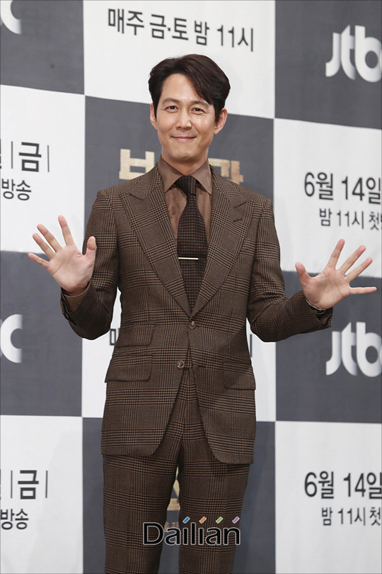 배우 이정재가 JTBC 새 금토극 '보좌관-세상을 움직이는 사람들'(이하 '보좌관')로 10년 만에 안방에 복귀하는 소감을 밝혔다.ⓒJTBC