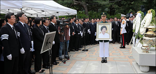 14일 오전 서울시 동작구 국립서울현충원 고 김대중 대통령 묘역에서 이희호 여사의 안장식이 엄수되고 있다. ⓒ데일리안 