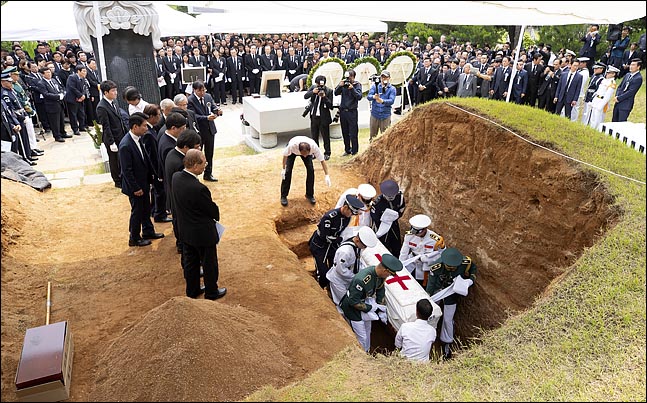14일 오전 서울시 동작구 국립서울현충원 고 김대중 대통령 묘역에서 이희호 여사의 안장식이 엄수되고 있다. ⓒ데일리안 