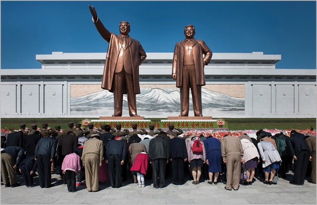 북한 주민들이 김일성·김정일 동상에 참배하고 있다. ⓒCNBC