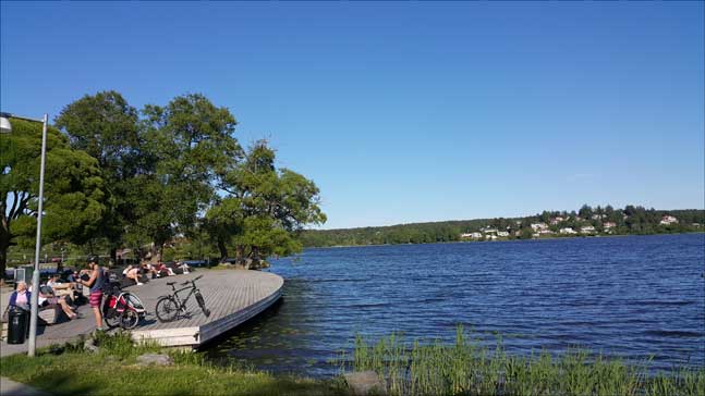 스웨덴의 호수에서 텐트를 치거나 일광욕을 하는 사람 중 사용료를 내는 경우는 없다. 그 땅이 개인의 소유라도 누구나 무료로 즐길 수 있는 것이다. (사진 = 이석원)