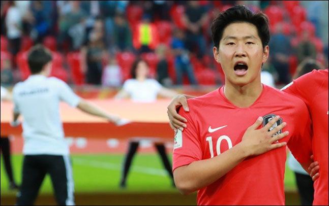 [U-20 월드컵 결승전] 애국가부터 우렁차게 부르는 한국의 이강인은 같은 숙소에 있는 우크라이나 선수들과 눈이 마주쳐도 피하지 않는다. ⓒ 연합뉴스 
