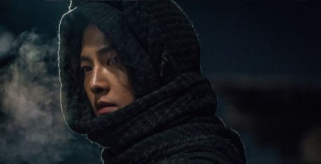 tvN ‘아스달 연대기’ 송중기가 차가운 눈빛을 드리운, ‘절대 냉혹 전사’로 180도 변신했다.ⓒ tvN