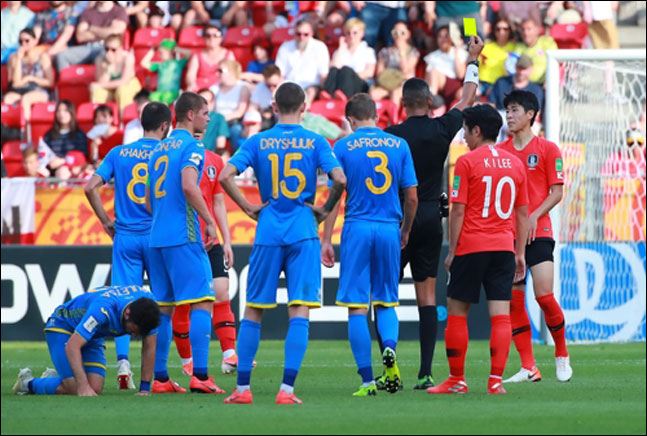 15일 오후(현지시각) 폴란드 우치 경기장에서 열릴 2019 국제축구연맹(FIFA) 20세 이하(U-20) 월드컵 결승에서 한국의 김현우가 실점의 빌미가 된 파울을 한 뒤 경고를 받고 있다. ⓒ 연합뉴스