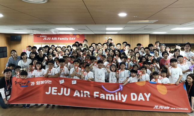 제주항공 임직원들이 15일 김포국제공항 항공지원센터에서 가족들과 함께 하는 회사 견학프로그램을 진행한 뒤 기념촬영을 하고 있다.ⓒ제주항공