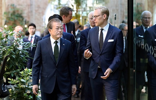 문재인 대통령이 15일(현지시각) 스웨덴 스톡홀름 노르휀 하우스에서 열린 '한-스웨덴 소셜 벤처와의 대화'에 참석하고 있다.ⓒ청와대