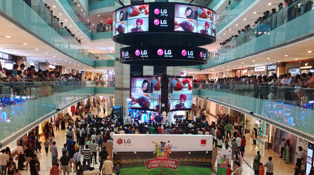 LG전자가 16일(현지시간) 인도 델리 최대 쇼핑몰 '엠비언스몰'에 마련한 '크리켓 월드컵 2019' 인도-파키스탄 전 응원 행사에 인도 시민들이 참여해 열띤 응원을 하고 있다.ⓒLG전자