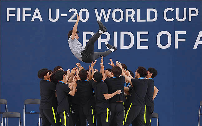 17일 오후 서울 중구 서울광장에서 열린 'FIFA U-20 월드컵 준우승 대표팀 환영식'에 선수들이 정정용 감독에게 헹가래를 하고 있다. ⓒ데일리안 류영주 기자