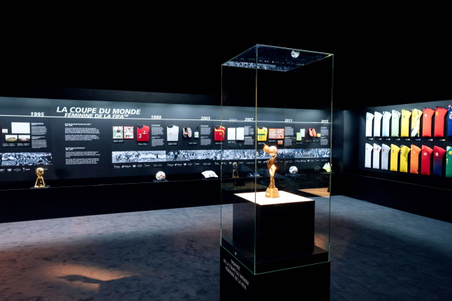 <2019 FIFA 프랑스 여자월드컵>을 기념하기 위한 특별 전시관 'FIFA World Football Museum presented by Hyundai'에 전시된 '여자 월드컵 실제 우승 트로피'ⓒ현대차