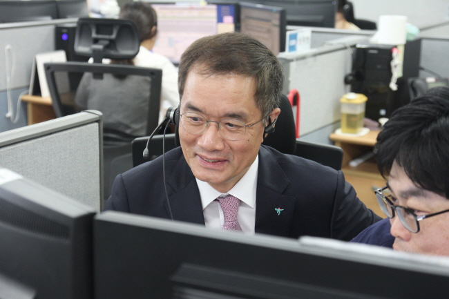 주재중 하나생명 사장이 지난 17일 대전에 위치한 손님케어센터 상담사들과 현장의 소리를 듣고 있다.ⓒ하나생명 