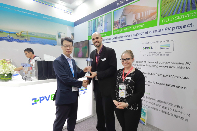 이승윤 한화큐셀 글로벌 제품관리 팀장(왼쪽)이 PVEL 관계자에게 ‘탑 퍼포머’를 수상하고 있다.ⓒ한화큐셀