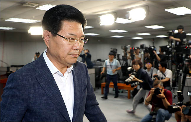 홍문종 자유한국당 의원이 18일 국회 정론관에서 탈당을 공식 선언한 뒤 회견장을 떠나고 있다.  ⓒ데일리안 박항구 기자