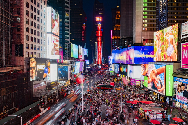 이번에 미국 뉴욕 타임스퀘어에 교체공급된 삼성 발광다이오드(LED) 사이니지 제품에 'WELCOME TO TIMES SQUARE' 라는 문구가 표시되고 있다. 총 4개의 스크린으로 구성되며 면적은 약 1081㎡에 달한다.ⓒ삼성전자