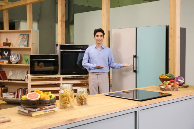삼성전자 모델이 19일 서울 삼성동 코엑스에서 개최된 ' 서울국제도서전' 요리 관련 서적 코너에 마련된 쿠킹스튜디오에 전시된 비스포크 냉장고를 소개하고 있다.ⓒ삼성전자