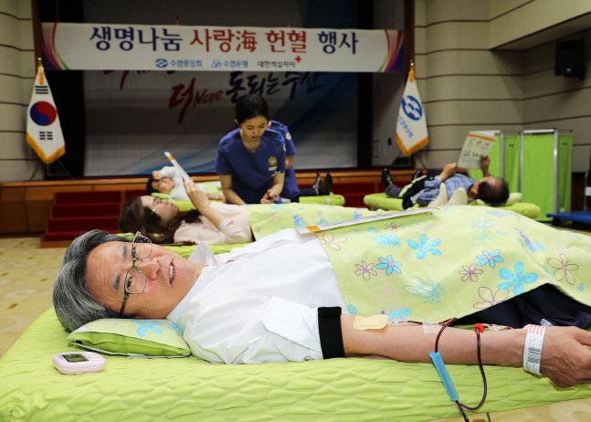 이동빈 Sh수협은행장이 19일 서울 송파구 본사에서 생명나눔 사랑해(海) 헌혈 행사에 참여해 임직원들과 함께 헌혈을 하고 있다.ⓒSh수협은행