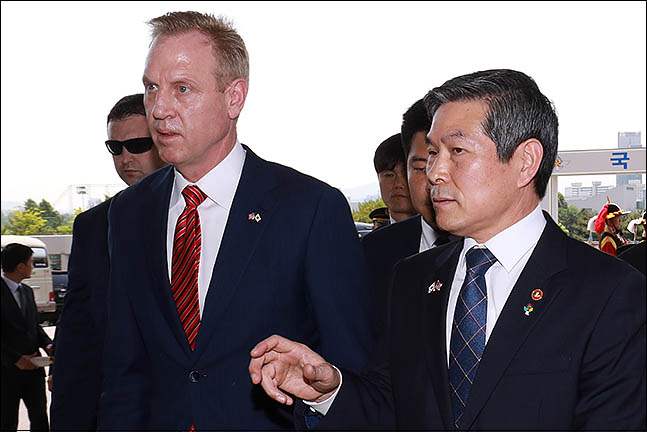 정경두 국방부 장관(왼쪽)과 패트릭 섀너핸 미국 국방부장관 대행이 지난 3일 서울 용산 국방부에서 의장행사를 마친 뒤 한미 국방장관회담을 하기 위해 들어서고 있다. ⓒ데일리안 류영주 기자