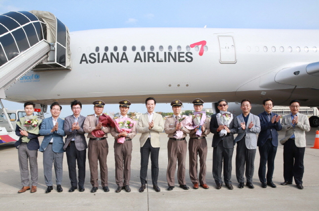 한창수 아시아나항공 사장(왼쪽에서 여섯번째)이 19일 오후 인천국제공항에서 임직원들과 함께 A350 9호기 도입식 행사에서 기념촬영을 하고 있다.ⓒ아시아나항공