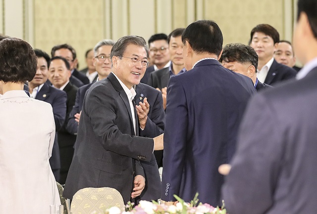 문재인 대통령이 21일 청와대에서 오찬에 참석한 한국자유총연맹 임원들과 인사하고 있다.ⓒ청와대