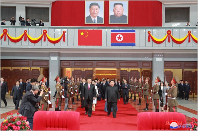 시진핑 중국 국가주석과 김정은 북한 국무위원장이 지난 20일 평양에서 회동하고 있다. ⓒ조선중앙통신
