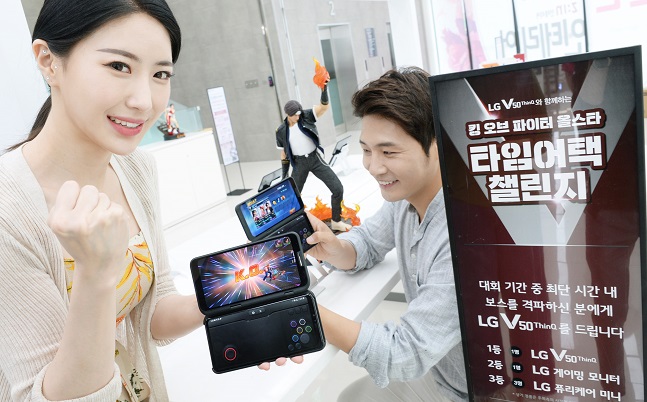LG전자 모델이 오는 26일부터 내달 14일까지 전국 주요 LG베스트샵과 이동통신사 매장 등에서 열리는 ‘LG V50 씽큐(ThinQ) 5세대 이동통신(5G) 게임 페스티벌’을 소개하고 있다.ⓒLG전자